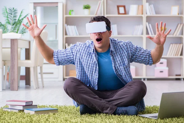 Evde sanal gerçeklik gözlükleriyle serbest çalışan bir öğrenci. — Stok fotoğraf