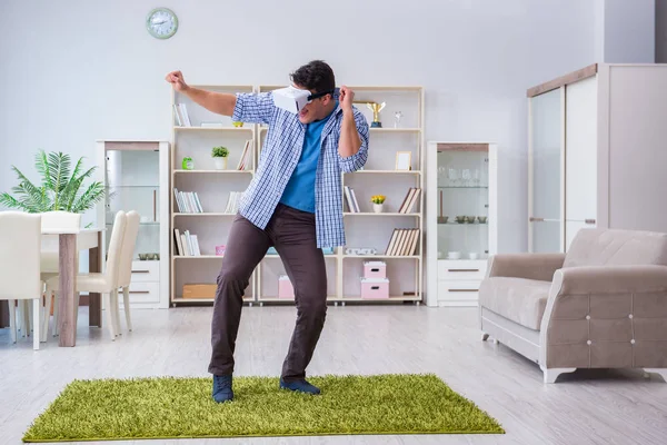 Homme avec lunettes de réalité virtuelle jouant à la maison — Photo