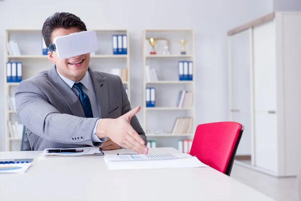 オフィスに仮想現実のメガネを持つビジネスマン — ストック写真