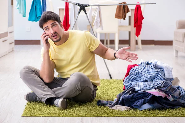 Hombre guapo marido haciendo lavado en casa — Foto de Stock