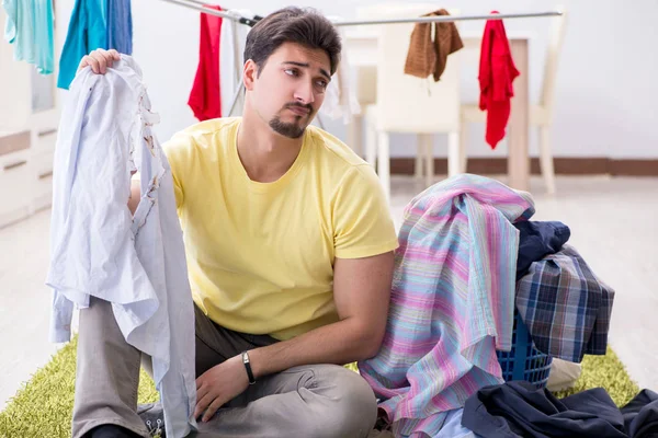 Bonito marido fazendo lavagem em casa — Fotografia de Stock