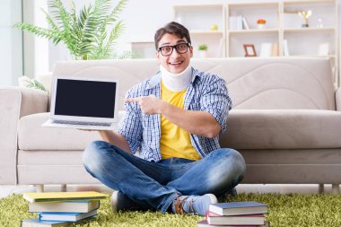 Boyun yaralanması olan öğrenci sınava hazırlanıyor.