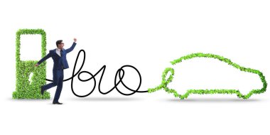 Biyoyakıtla çalışan arabalı bir iş adamı.