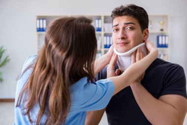 Boyun yaralanması olan bir adam check-up için doktoru ziyaret ediyor.