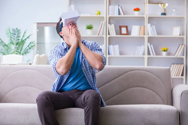 Homme avec lunettes de réalité virtuelle jouant à la maison — Photo