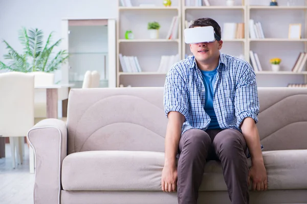 Uomo con occhiali di realtà virtuale che gioca a casa — Foto Stock