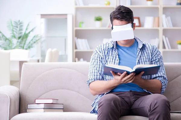Étudiant indépendant avec lunettes de réalité virtuelle à la maison — Photo