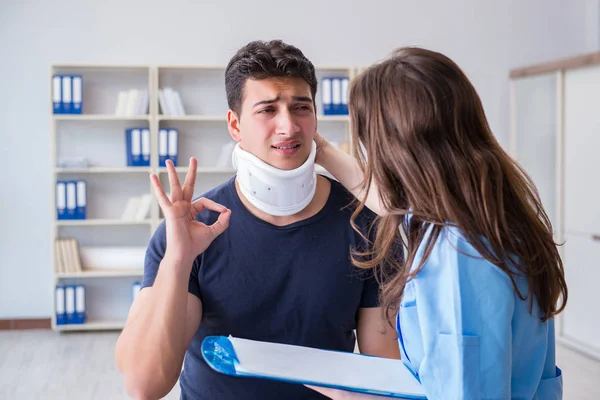 Uomo con lesioni al collo dal medico per il check-up — Foto Stock
