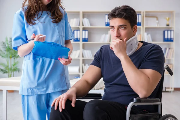 Homem com lesão no pescoço médico visitante para check-up — Fotografia de Stock