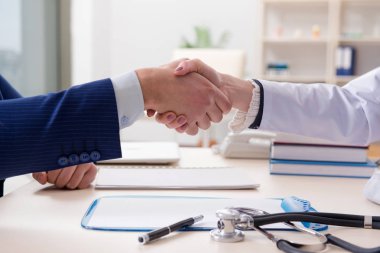 Sağlık sigortası sözleşmesi imzalayan adam