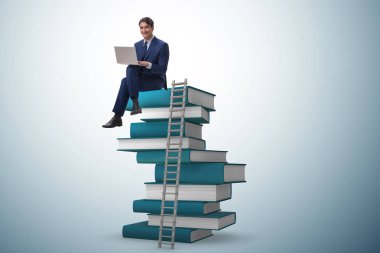 Dizüstü bilgisayarla telelkazanım konsepti işadamı