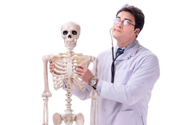Beyaz izole iskelet ile genç doktor