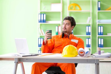 İnşaat denetçisi yeni bir proje planlıyor