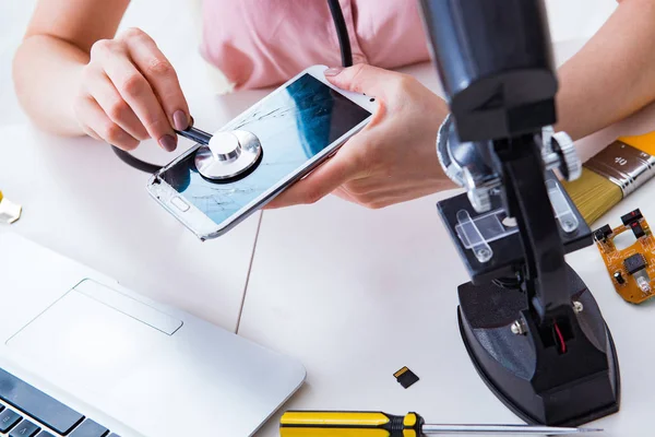 Mobiele telefoon reparatie in de werkplaats — Stockfoto