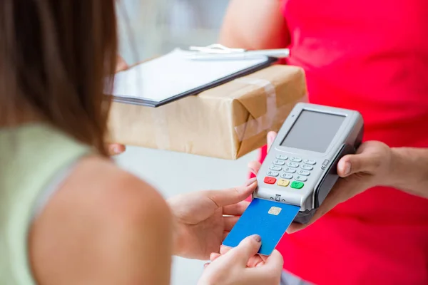 Entrega de encomendas sendo paga com pos e cartão de crédito — Fotografia de Stock