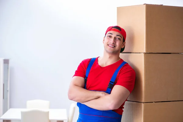 Travailleur contractuel boîtes de déménagement pendant le déménagement de bureau — Photo