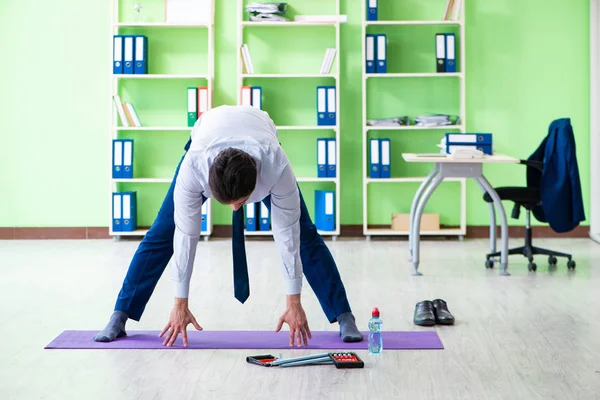Dipendente che fa esercizi durante la pausa al lavoro — Foto Stock