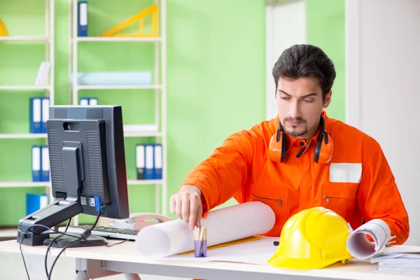 Byggledare planerar nytt projekt på kontoret — Stockfoto