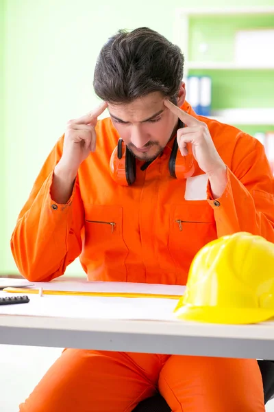 Supervisor Construção Que Planeia Novo Projecto Escritório — Fotografia de Stock