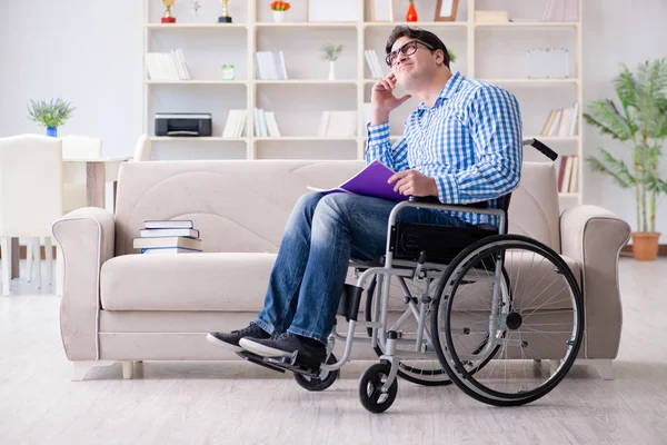 Jeune étudiant en fauteuil roulant en situation de handicap concept — Photo