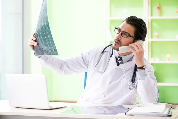 Dokter radioloog kijkt naar röntgenscan in het ziekenhuis — Stockfoto