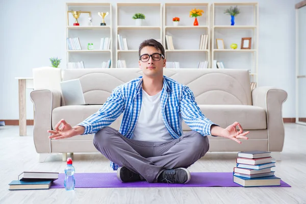 Estudiante joven preparándose para exámenes universitarios — Foto de Stock