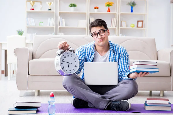 Unga studerande förbereder sig för universitetsprov — Stockfoto