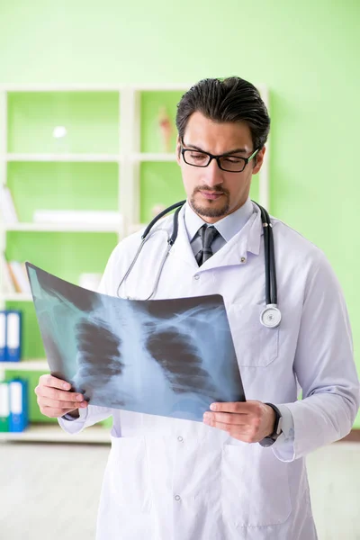 Doktor radyoloji uzmanı hastanede röntgen taramasına bakıyor. — Stok fotoğraf