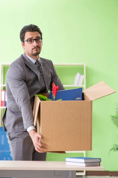 Männlicher Mitarbeiter sammelt nach Kündigung seine Sachen — Stockfoto