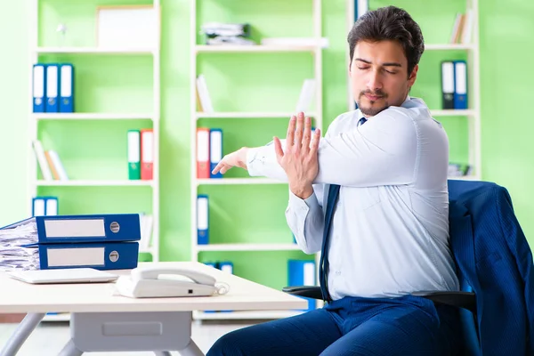 Employee doing exercises during break at work — Stock Photo, Image