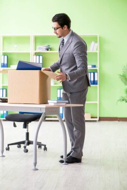 Erkek işçi işten çıkarıldıktan sonra eşyalarını topluyor.