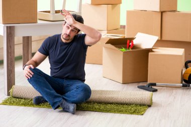 Kutuları taşıyan adam.