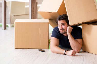 Kutuları taşıyan adam.