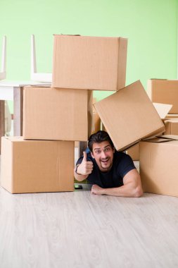 Kutuları taşıyan adam.