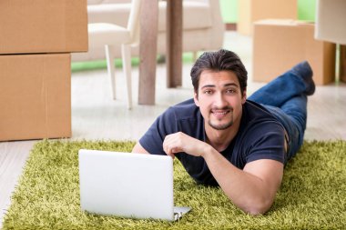 Kutuları taşıyan adam.