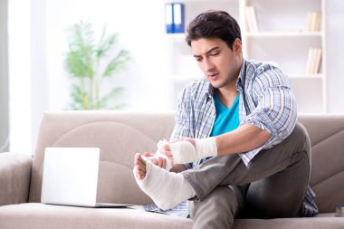 Evde yaralı genç bir öğrenci var.