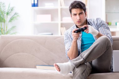 Evde yaralı genç bir öğrenci var.