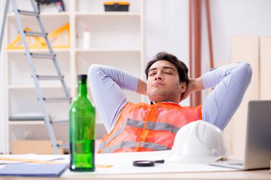 Atölyede çalışan sarhoş mühendis.