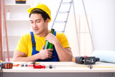 Atölyede çalışan sarhoş mühendis.