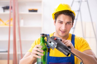 Atölyede çalışan sarhoş mühendis.