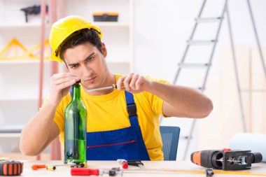 Atölyede çalışan sarhoş mühendis.