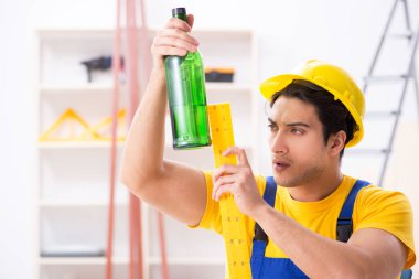 Atölyede çalışan sarhoş mühendis.