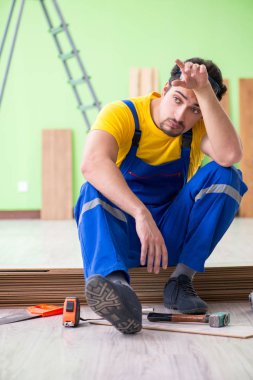 Profesyonel müteahhit evde döşeme döşemesi yapıyor.