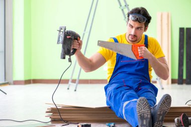 Profesyonel müteahhit evde döşeme döşemesi yapıyor.