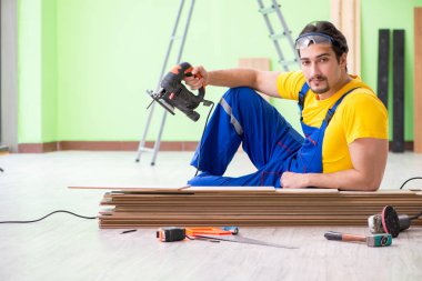 Profesyonel müteahhit evde döşeme döşemesi yapıyor.