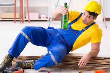 Tatilde içki içen tamirci.