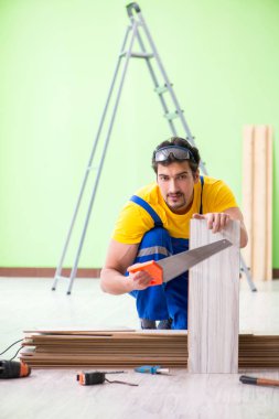 Profesyonel müteahhit evde döşeme döşemesi yapıyor.