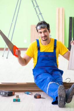 Profesyonel müteahhit evde döşeme döşemesi yapıyor.