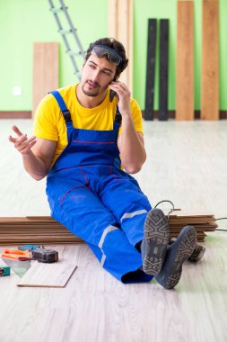 Profesyonel müteahhit evde döşeme döşemesi yapıyor.