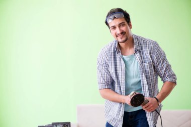 Atölyesinde çalışan marangoz.